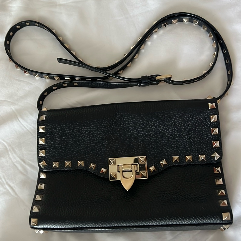 Pebbled Calfskin Medium Rockstud Flip Lock Crossbody Bag Black